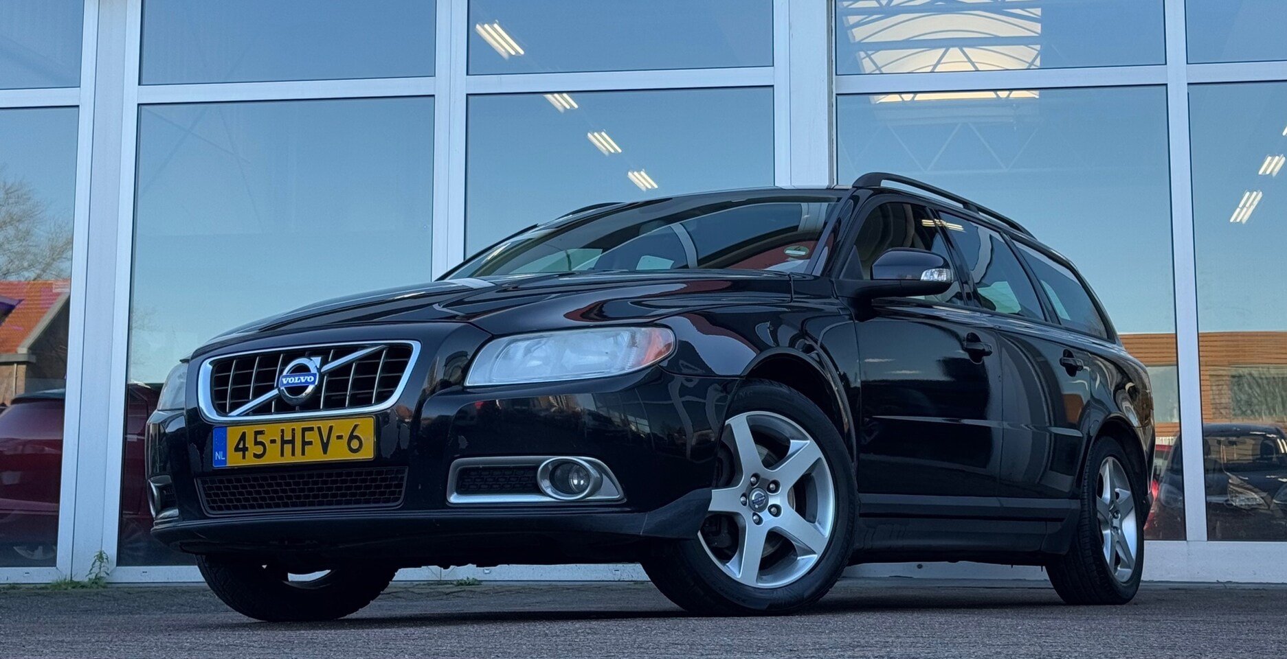 Volvo V70 - 2.5T Kinetic 2e Eigenaar 100% Onderhouden Trekhaak Navi Mooi! - AutoWereld.nl