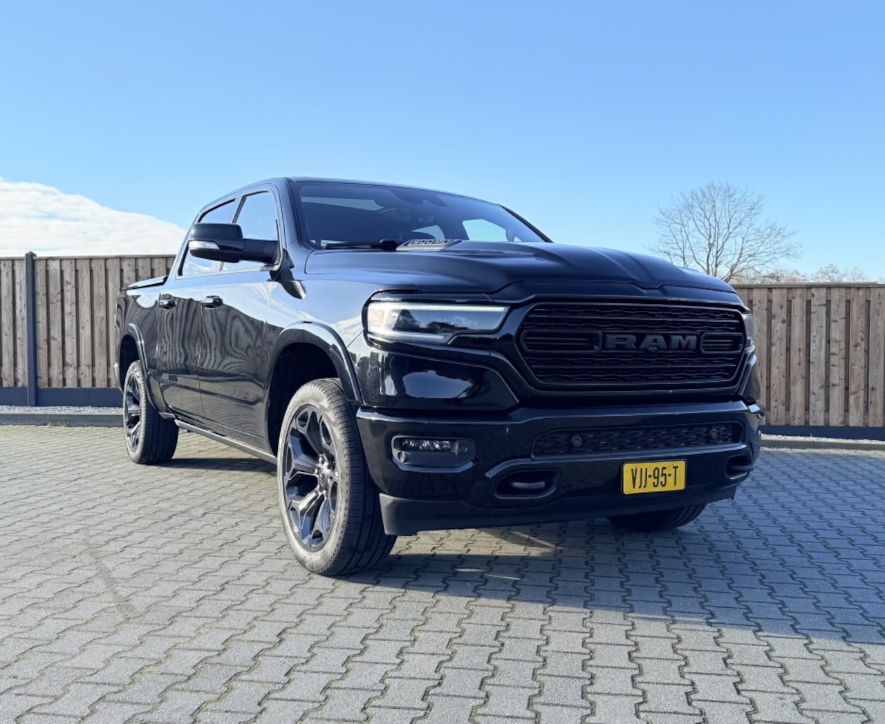 Dodge Ram 1500 - LIMITED NIGHT 5.7 HEMI V8 4x4 CC PANO HEAD-UP - AutoWereld.nl