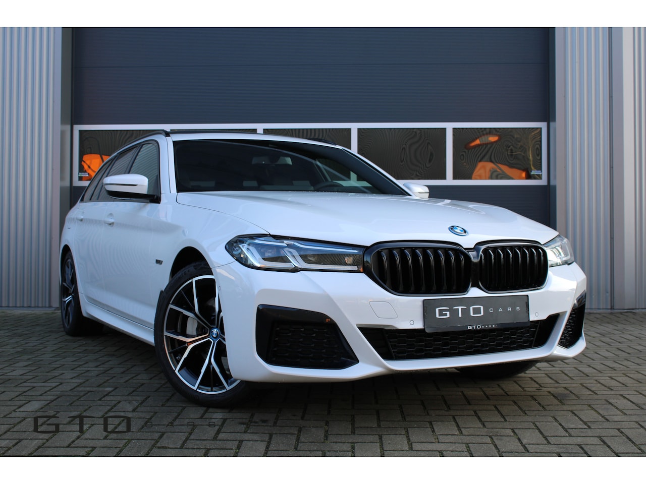 BMW 5-serie Touring - 530e M Sport Edition Panorama/Harman Kardon/Trekhaak/Camera/Stuurwielverwarming/HUD/ Vol! - AutoWereld.nl