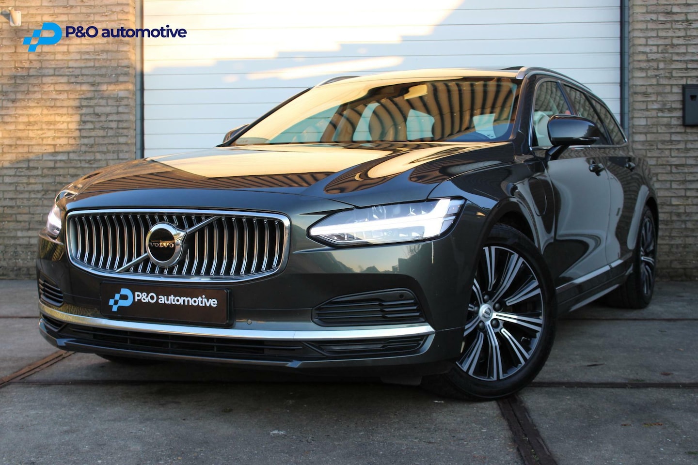 Volvo V90 - 2.0 T6 AWD Inscription PANORAMADAK / ACC / CAMERA - AutoWereld.nl