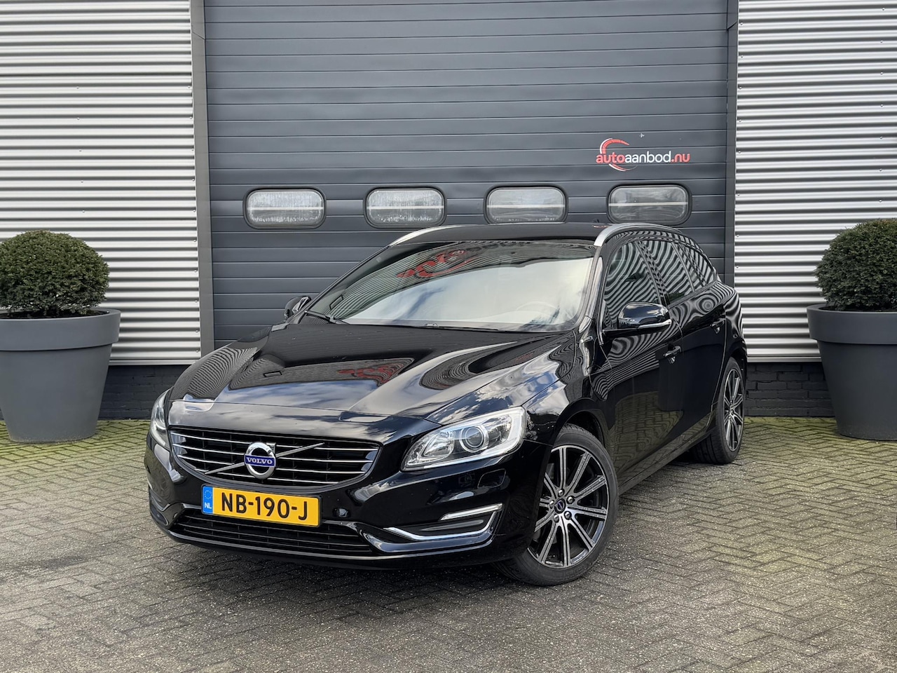 Volvo V60 - 2.4 D6 Twin Engine Momentum | Camera | Navigatie | Lederen Bekleding | Trekhaak | Xenon | - AutoWereld.nl