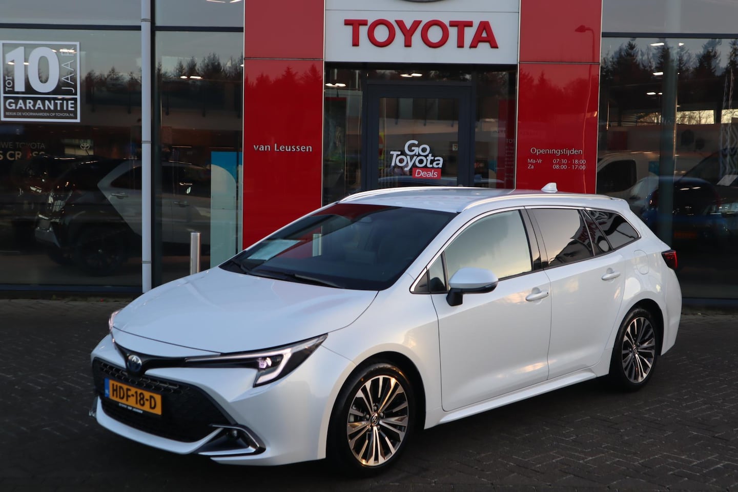 Toyota Corolla Touring Sports - 1.8 HYBRID STYLE APPLE/ANDROID STOEL+STUURVERW. EL-ACHTERKLEP HALF-LEDER LED 17"LMV KEYLES - AutoWereld.nl