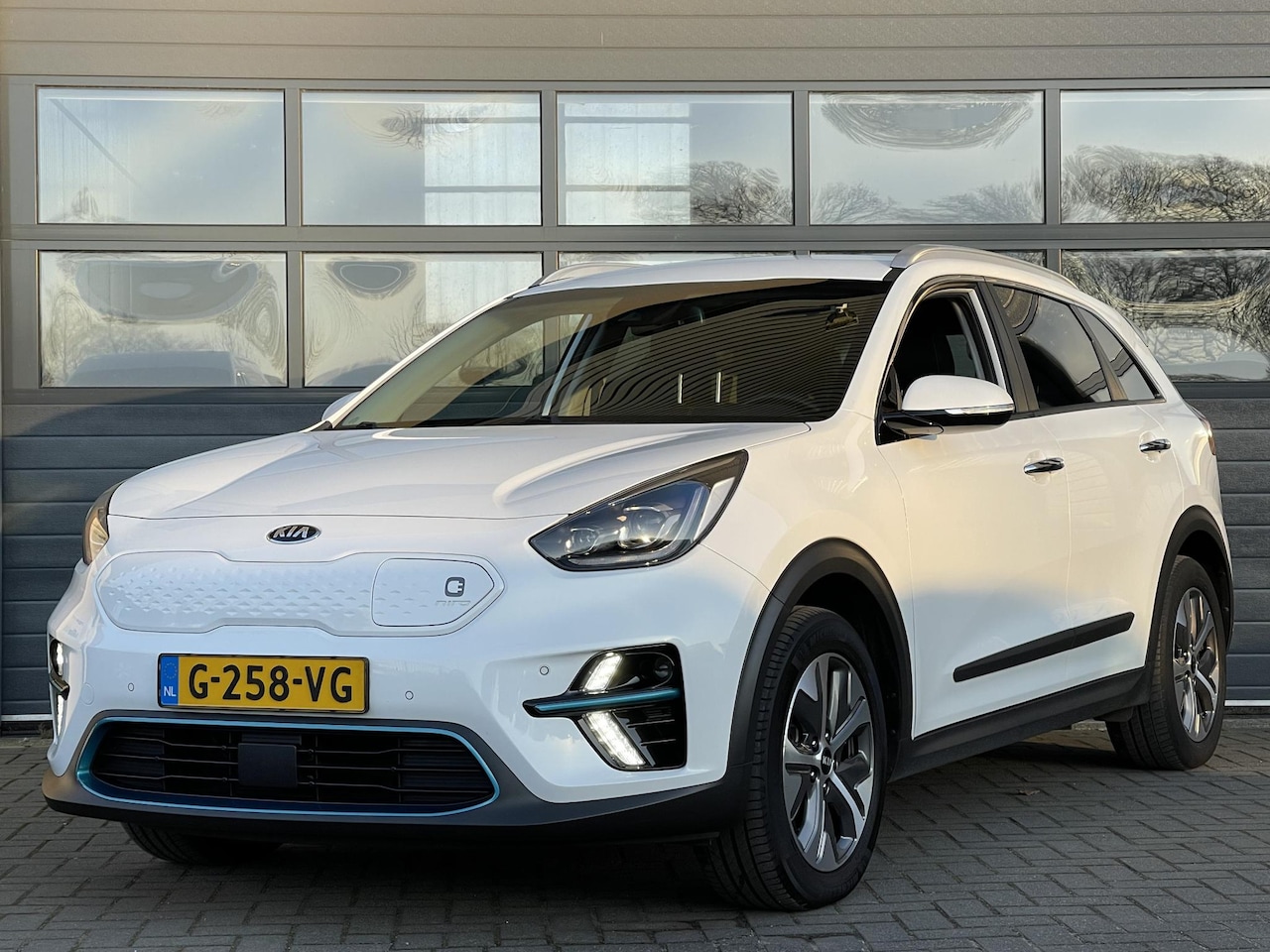 Kia e-Niro - EXECUTIVELINE 64 KWH I AUTOMAAT I APPLE/ANDROID I ACHTERUITRIJCAMERA I CLIMATE CONTROL - AutoWereld.nl