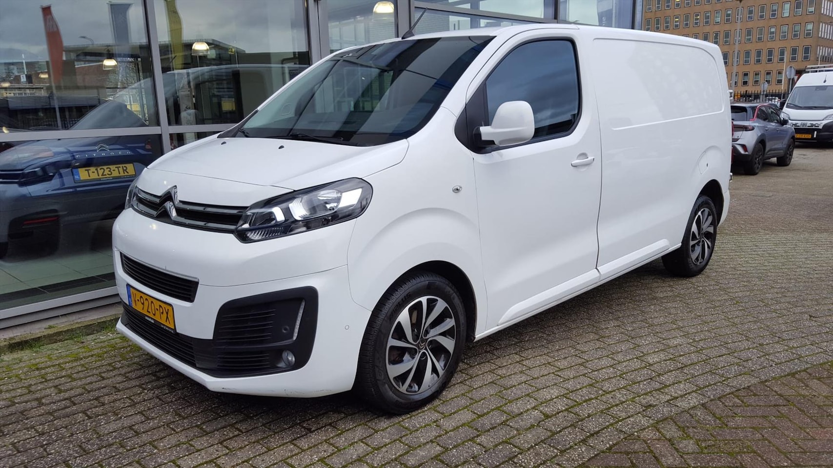 Citroën Jumpy - GB M 2.0 HDi *EURO-6* 120PK 3-zits Business / Navi / Camera / PDC / Climate Control - AutoWereld.nl