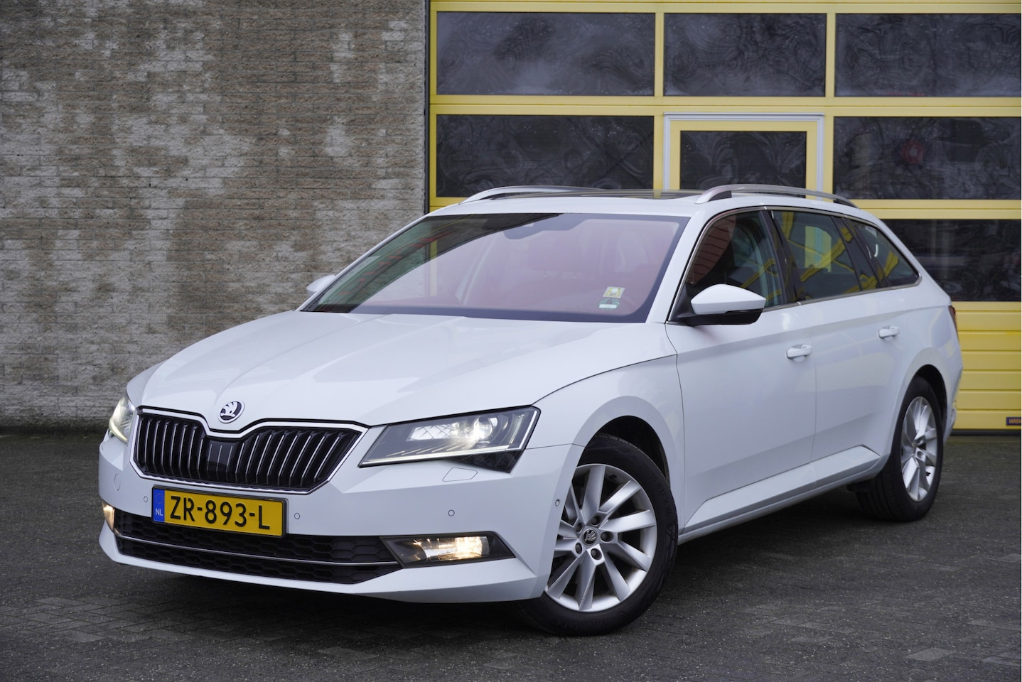 Skoda Superb Combi - 1.5 TSI ACT 150PK! Automaat Style Business BJ2019 Lmv 17" | Led | Navi | Pdc | Xenon | Pan - AutoWereld.nl