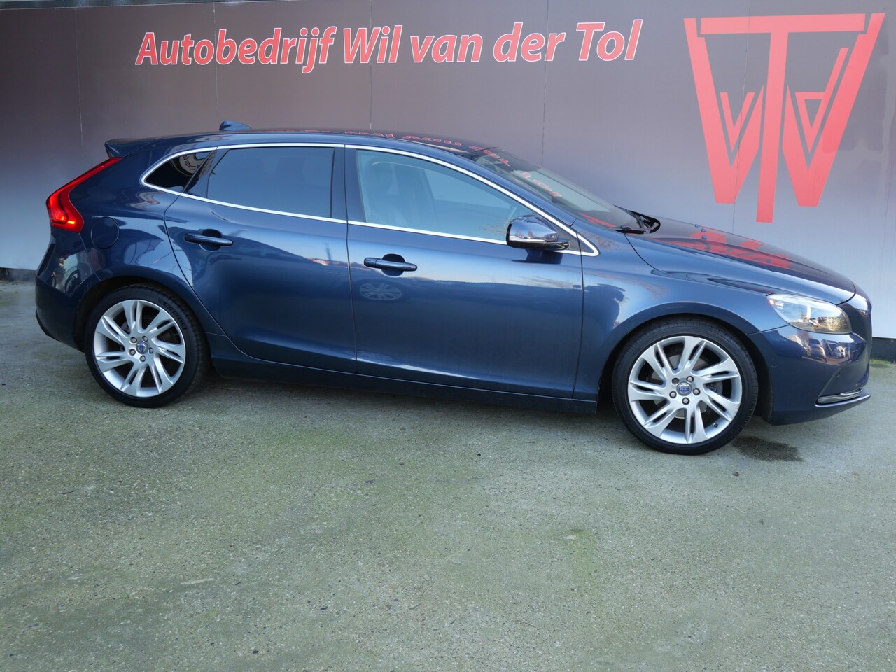 Volvo V40 - 1.6 T3 SUMMUM | A.C.C. | XENON | LEER | TREKHAAK | CAMERA | 200 PK | NIEUWE APK!! - AutoWereld.nl