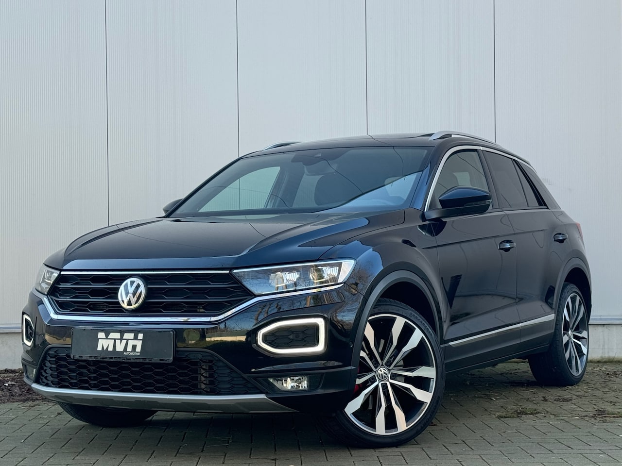 Volkswagen T-Roc - 2.0 TSI 4Motion Sport - Pano - 19'' - Virtual - Automaat - Clima - Trekhaak - ACC - LED - AutoWereld.nl