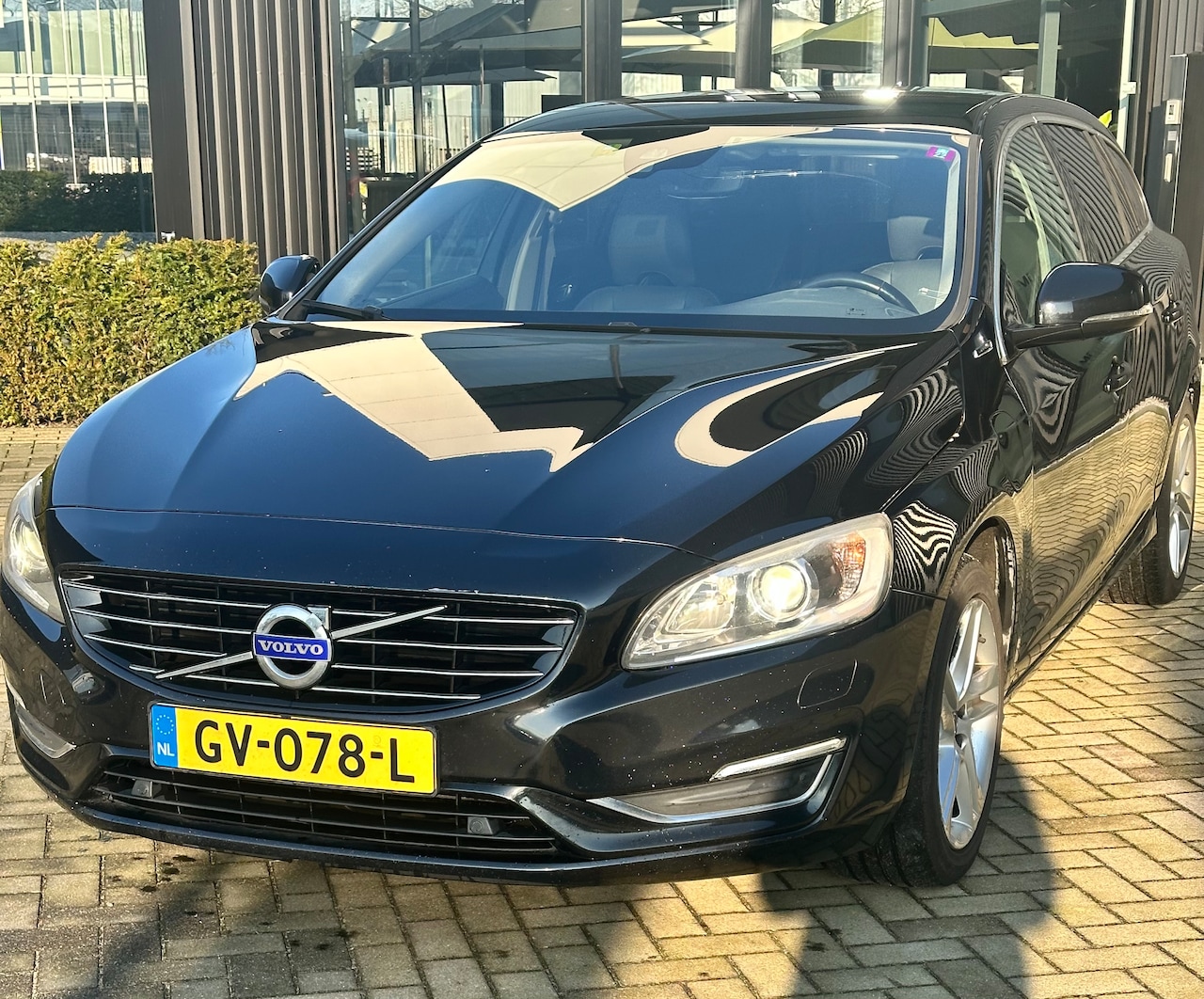 Volvo V60 - 2.4 D6 AWD Plug-In Hybrid R-Design lichte schade Zie foto's - AutoWereld.nl