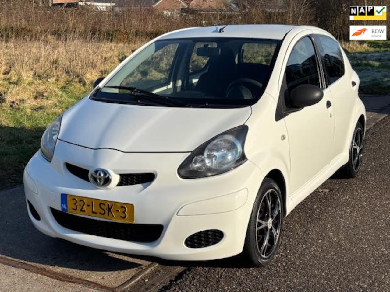 Toyota Aygo - 1.0-12V Access 5-Drs Airco Audio-CD/MP3 LMV 15" Centrale vergrendeling ABS EBD Colorpakket - AutoWereld.nl