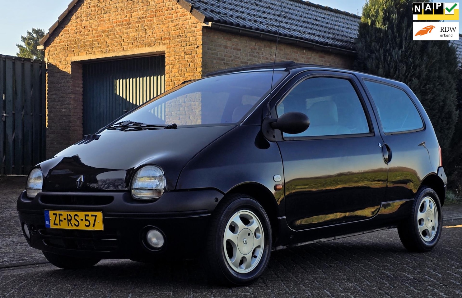 Renault Twingo - 1.2 Initiale STUURBEKRACHIGING, AIRCO, ELEC. RAMEN, LEDEREN BEKLEDING EN MEER! - AutoWereld.nl