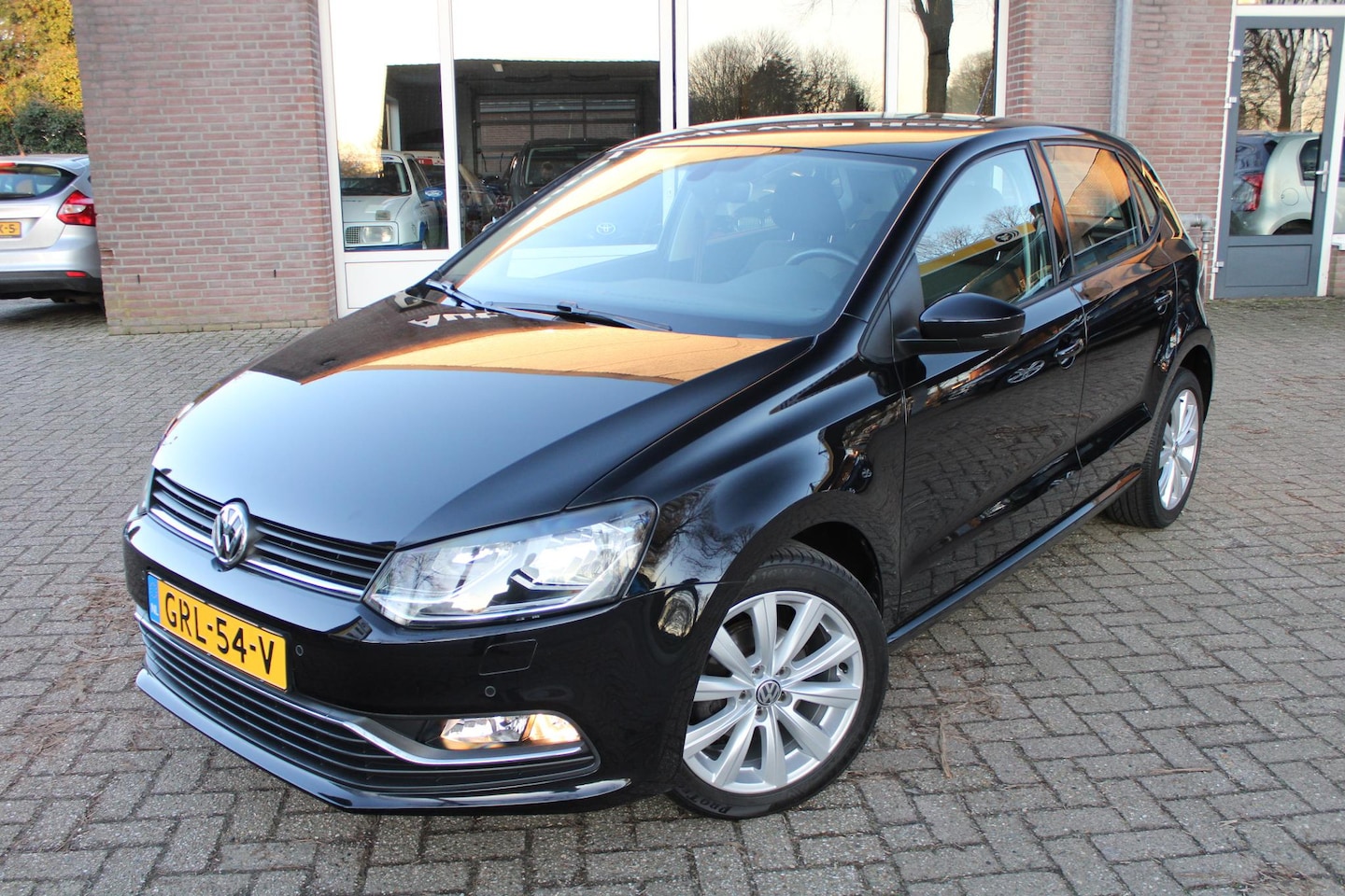 Volkswagen Polo - 1.2 TSI Highline Stoelverwarming, Airco, Cruise control, Parksens. V en A, Leder, Armsteun - AutoWereld.nl