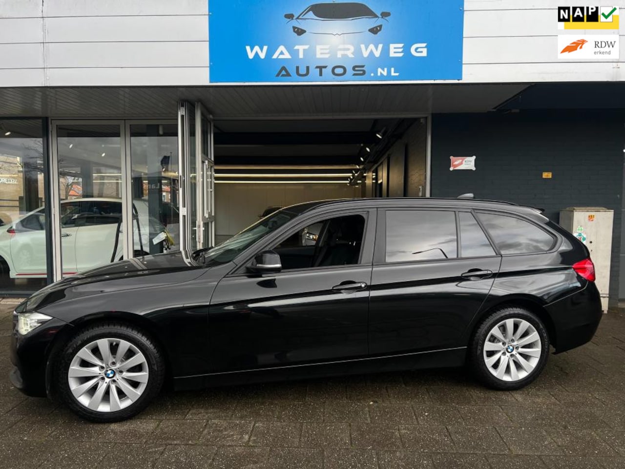 BMW 3-serie Touring - 318i Executive Touring Automaat / Leer/Navi/PDC - AutoWereld.nl