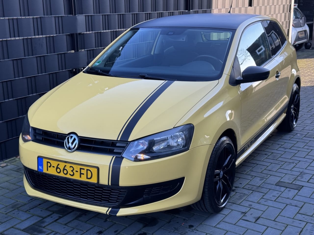 Volkswagen Polo - 1.2 GEEL| AIRCO| NAVI| CRUISE| STRIPING| 17”| MOOI - AutoWereld.nl