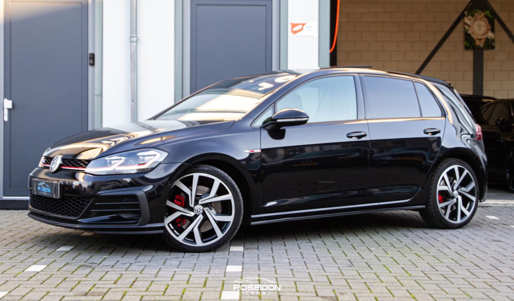 Volkswagen Golf - 2.0 TSI GTI Performance PANO | KEYLESS | A.CAMERA | MODE | STANDKACHEL | BOMVOLL!! - AutoWereld.nl