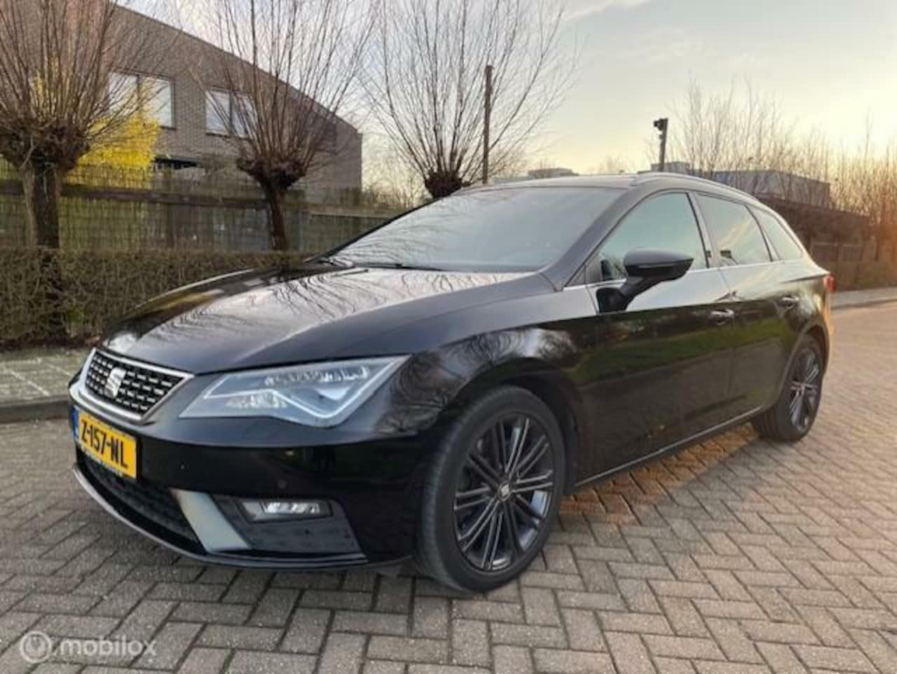 Seat Leon Sportstourer - 2.0 TDI 150pk Business Intense keyles - AutoWereld.nl