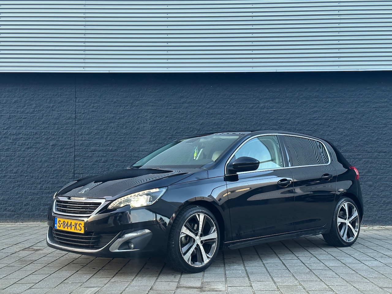 Peugeot 308 - 2.0 BlueHDi GT Line/Automaat/Leer/Panorama/Automatisch inparkeren/Dodehoek herkenning/Stoe - AutoWereld.nl