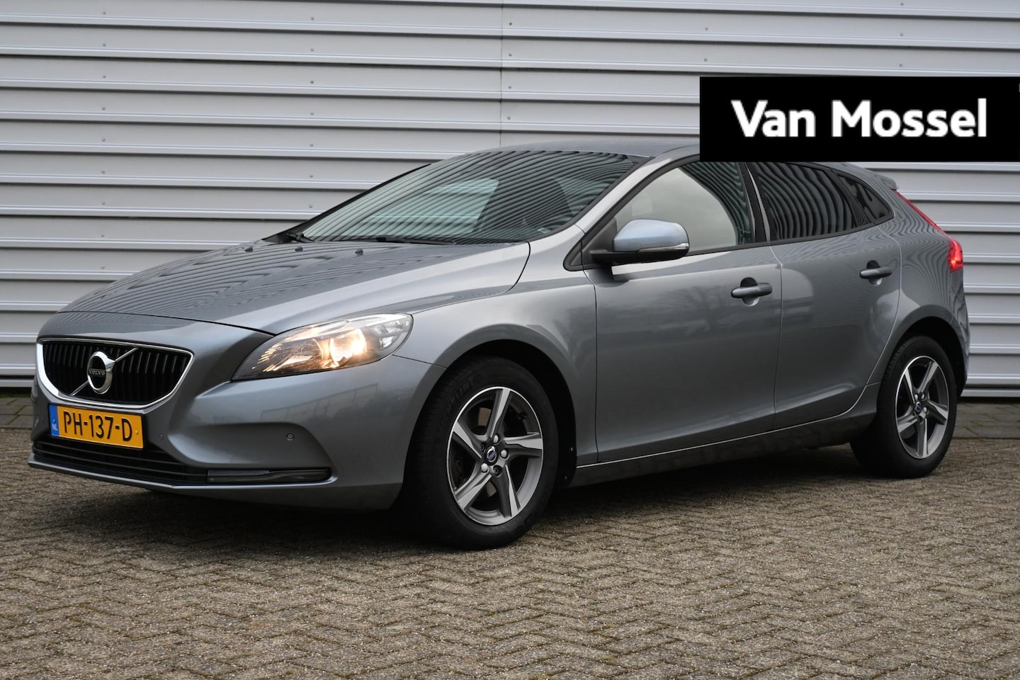 Volvo V40 - 2.0 T2 Inscription 123PK | Navigatie | Stoelverwarming | Dealeronderhouden - AutoWereld.nl