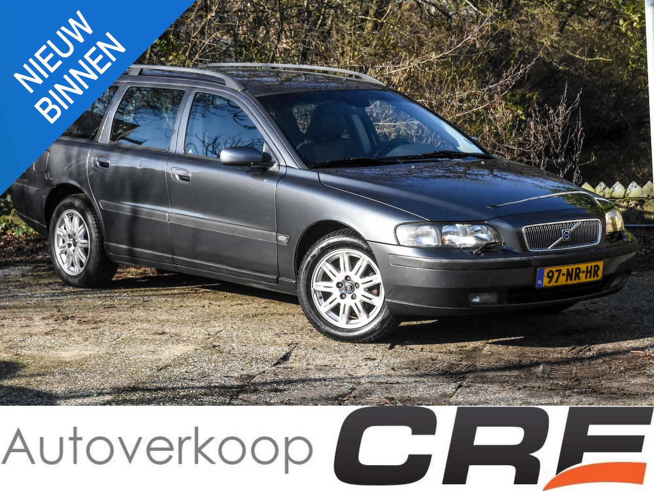 Volvo V70 - 2.4 Comfort Line automaat / airconditioning / cruise control / stoelverwarming / trekhaak - AutoWereld.nl