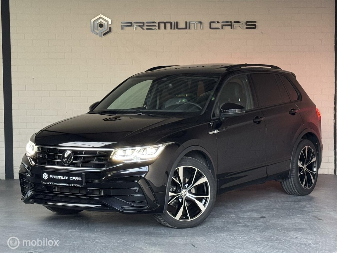 Volkswagen Tiguan - 1.5 TSI R-Line pano Keyless Trekhaak Camer - AutoWereld.nl