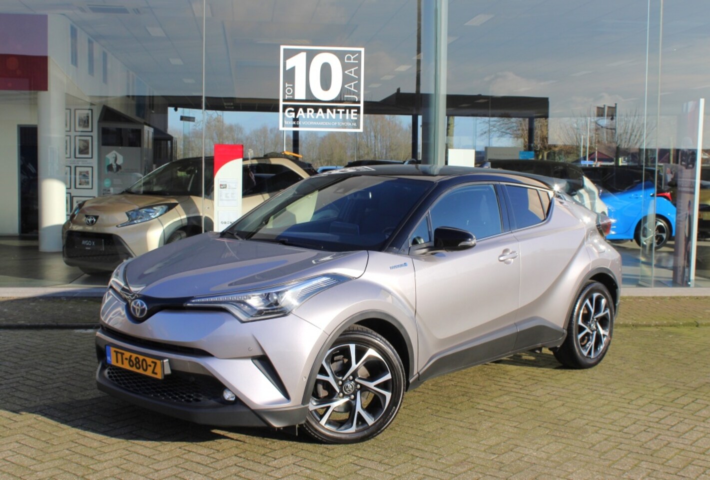 Toyota C-HR - 1.8 Hybrid Bi-Tone Plus | Trekhaak | Navi | Stoel- en stuurverwa - AutoWereld.nl