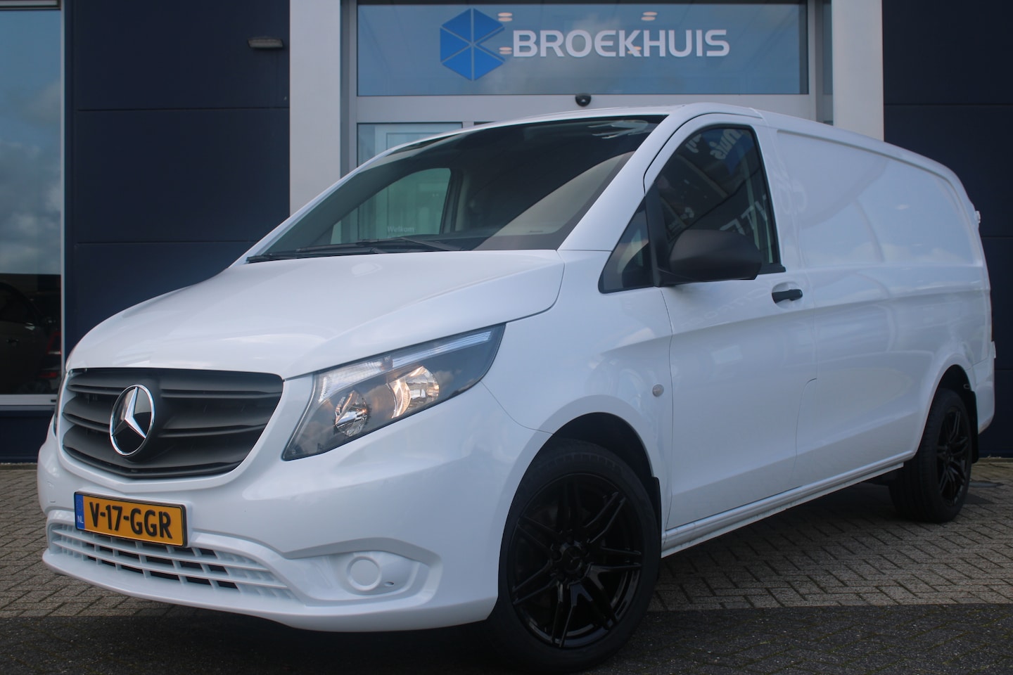 Mercedes-Benz Vito - 114 CDI Lang | Automaat | Trekhaak | Camera | AMG LMV | Stoelverwarming | Cruise Control | - AutoWereld.nl