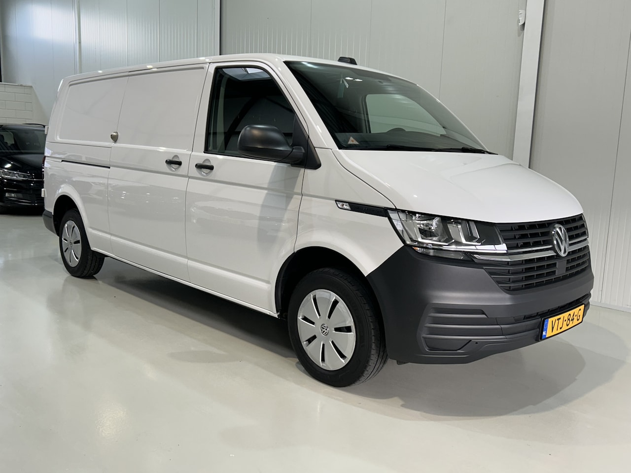 Volkswagen Transporter - 2.0 TDI L2H1 Business NIEUW BINNEN - AutoWereld.nl