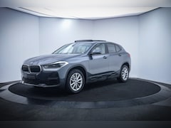 BMW X2 - 20iA ADVANTAGE EXECUTIVE PANO/CAMERA/MEMORY/KEYLESS/STUUR+STOELVERW./LEDER/FULL LED/NAVI/D