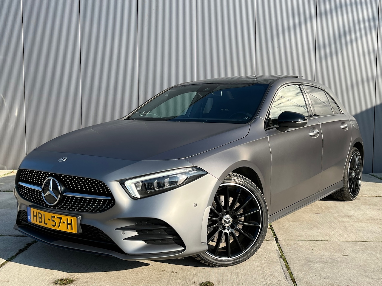 Mercedes-Benz A-klasse - 250e AMG / Burmester / Designo Magno / Memory / Panoramadak / Sfeerverlichting - AutoWereld.nl