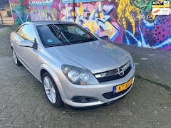 Opel Astra TwinTop - 1.6 Enjoy airco apk 28-1-26 Een zeer nette auto voorzien van airco mooie velgen stereo dak