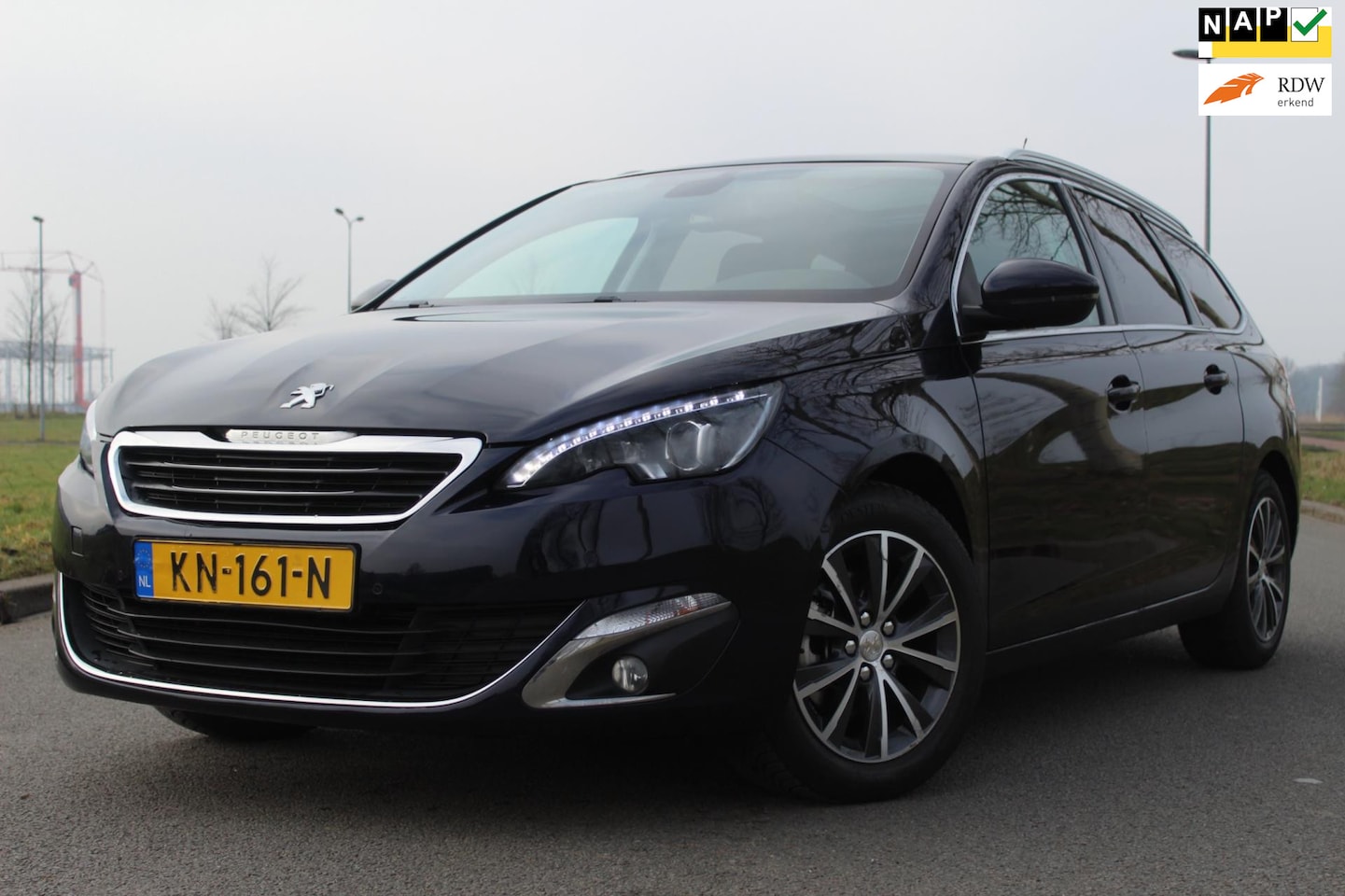 Peugeot 308 SW - 1.2 PureTech Blue Lease Premium 130 pk | AUTOMAAT | PANORAMA DAK | TREKHAAK | ACHTERUITRIJ - AutoWereld.nl