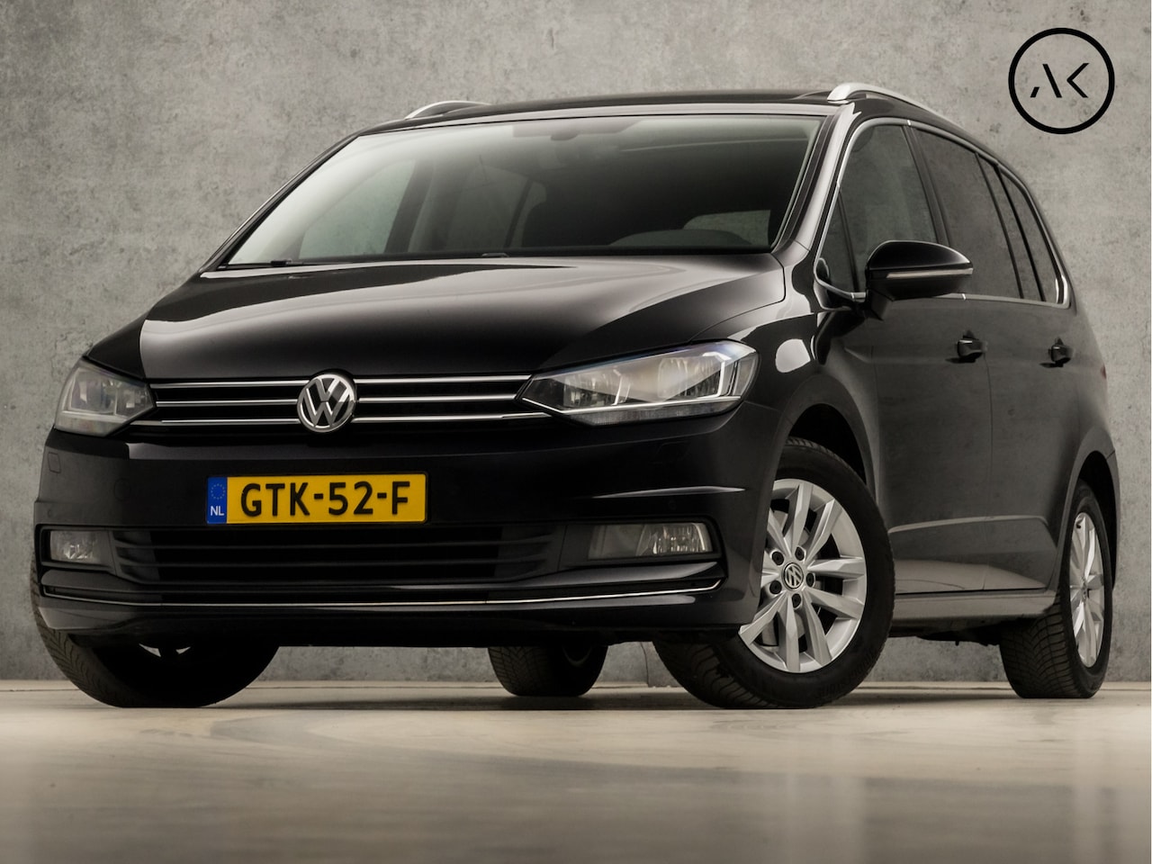 Volkswagen Touran - 1.4 TSI Highline 7 Persoons 150Pk Automaat (PANORAMADAK, GROOT NAVI, CLIMATE, STOELVERWARM - AutoWereld.nl