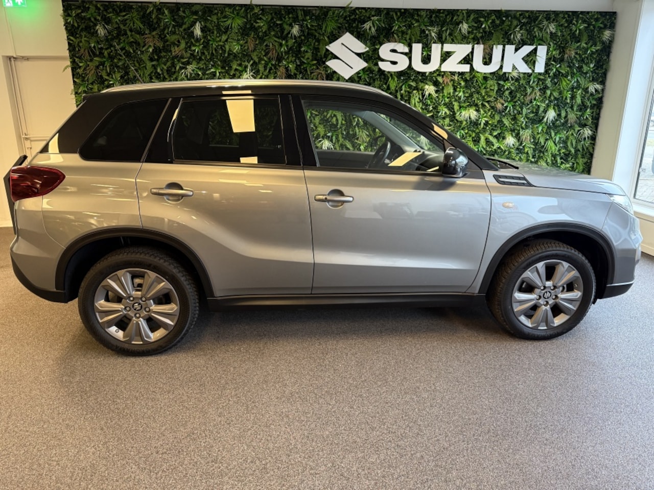 Suzuki Vitara - 1.5 Hybrid Select Clima LMV+All-season banden CC - AutoWereld.nl