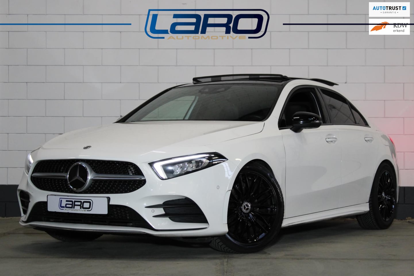 Mercedes-Benz A-klasse - 200 AMG Limo | Pano Wide ACC Night Sfeer HuD Cam Keyless CarPlay - AutoWereld.nl