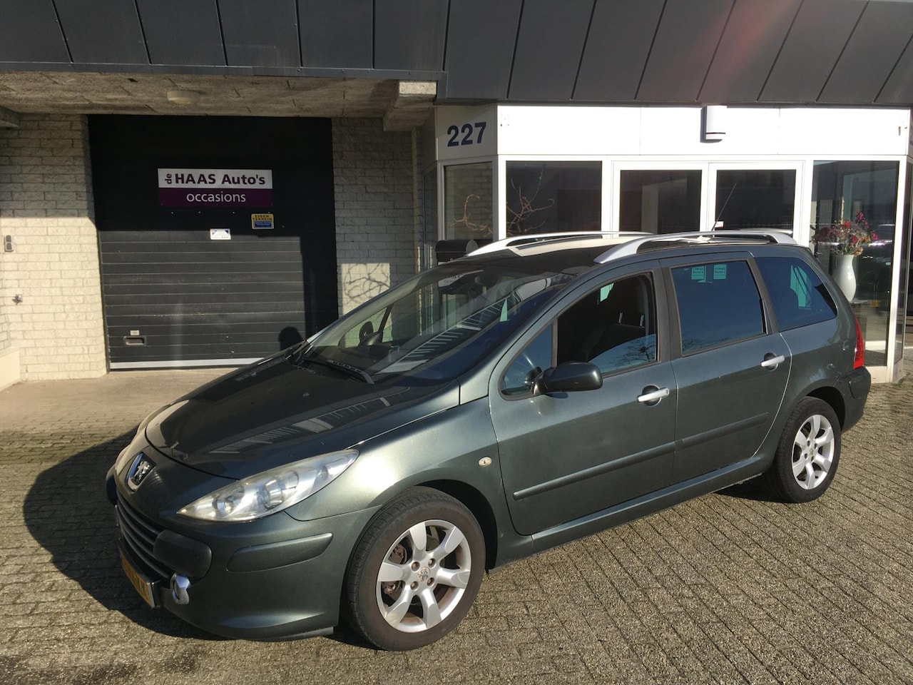 Peugeot 307 SW - 2.0-16V Premium / AUTOMAAT / 7 PERSOONS !!! / PANO DAK / ALU VELGEN - AutoWereld.nl