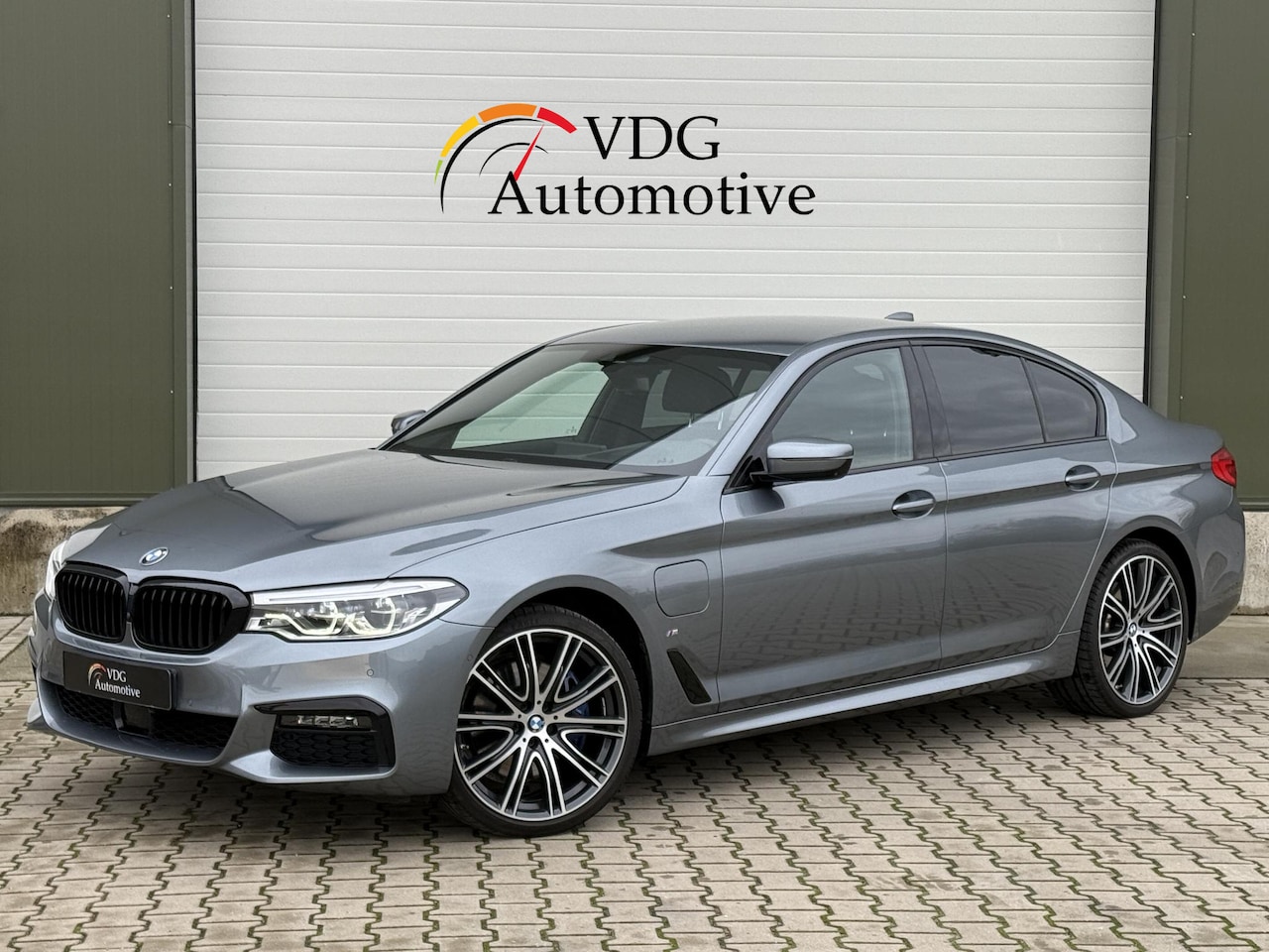 BMW 5-serie - 530e iPerformance M Sport High Executive Head Up / Soft close deuren / Harman Kardon / 20" - AutoWereld.nl