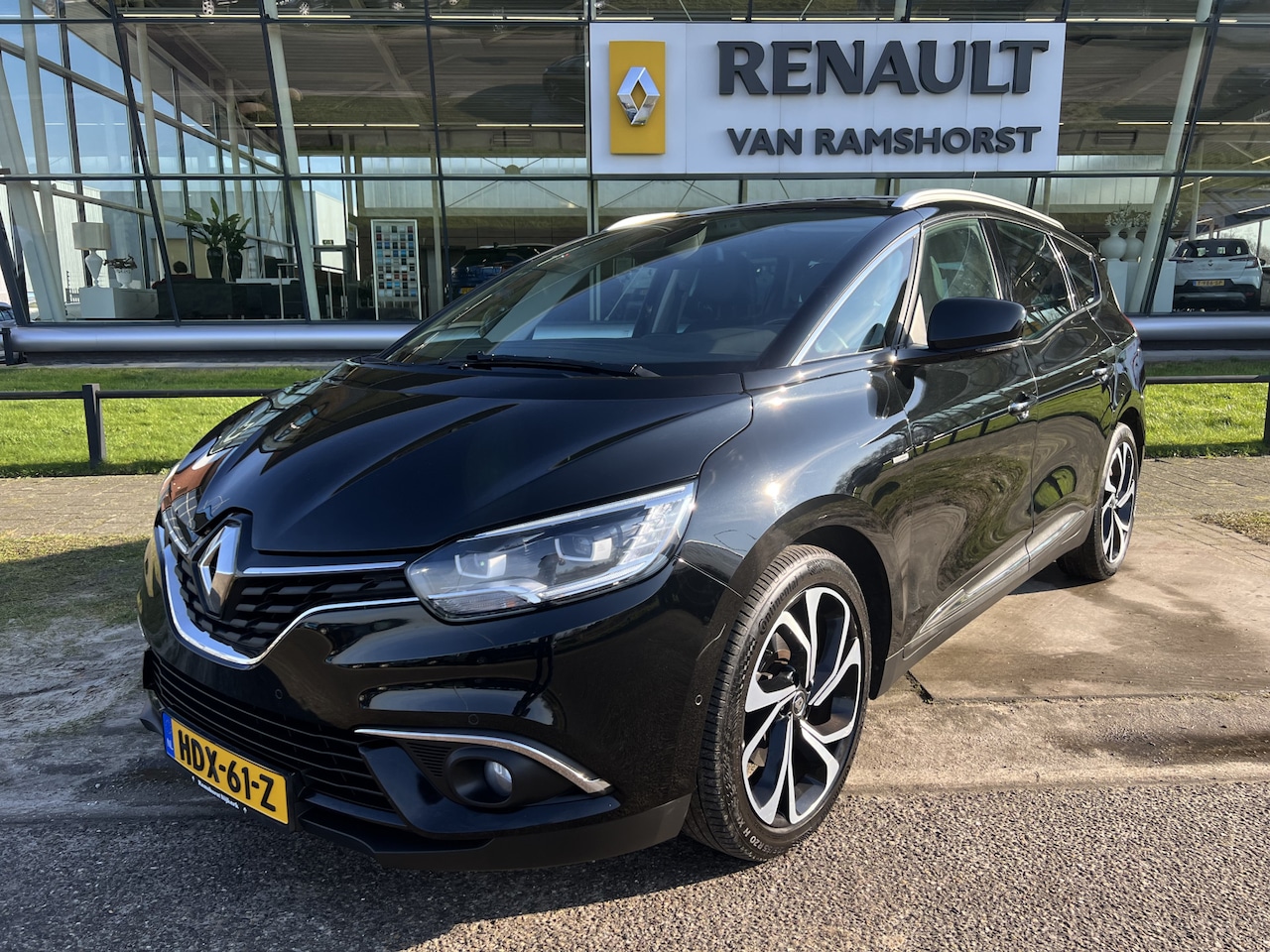 Renault Grand Scénic - 1.3 TCe 140PK Bose 7 Persoons /Dealer onderhoud/ Trekhaak / 140PK / Camera / Massage / App - AutoWereld.nl