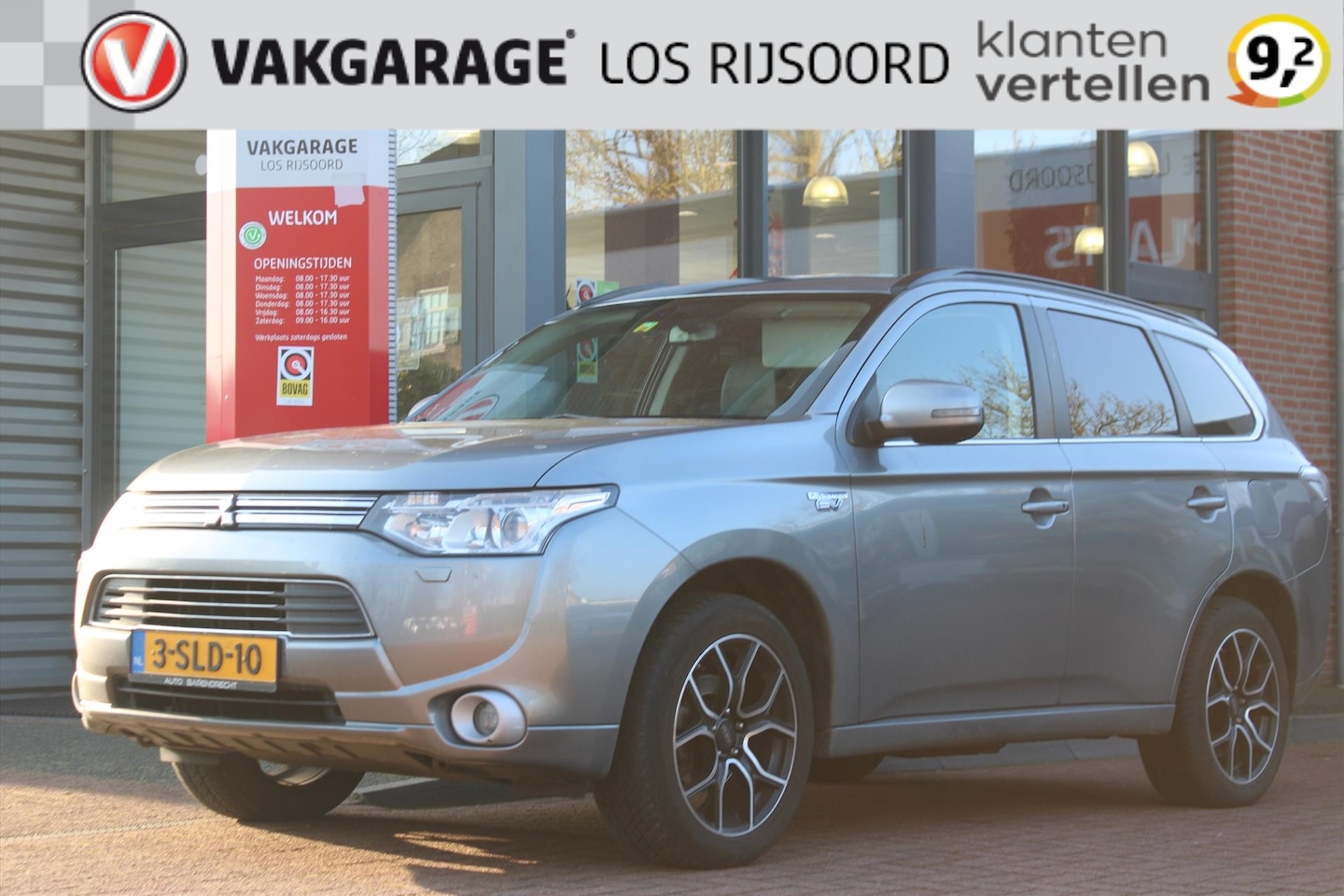 Mitsubishi Outlander - 2.0 PHEV 4WD *Instyle* | Trekhaak | Cruise & Climate Control | Camera | Navigatie | Blueto - AutoWereld.nl