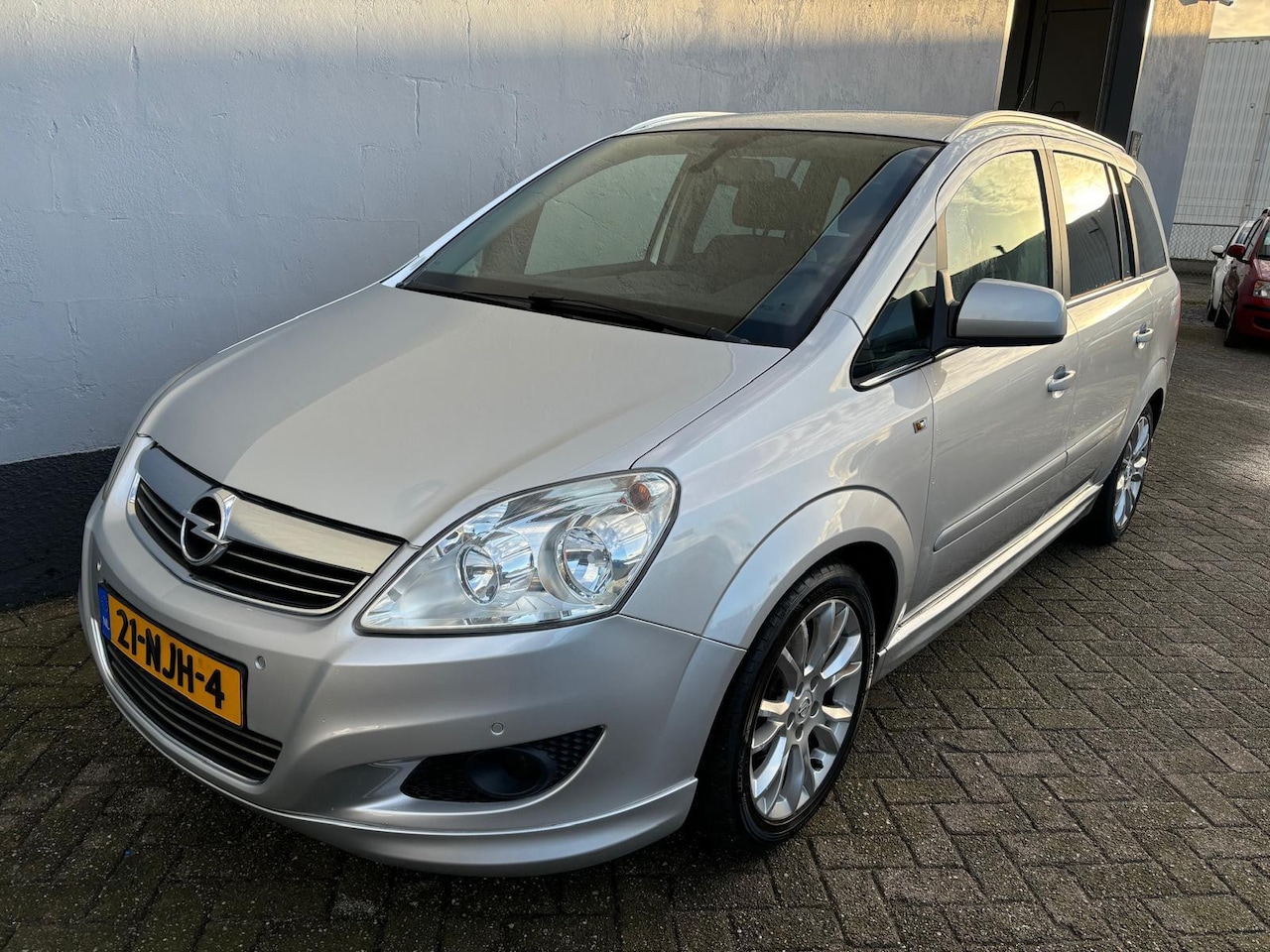 Opel Zafira - 1.8 Cosmo - Leder - Dealer Onderhouden - AutoWereld.nl