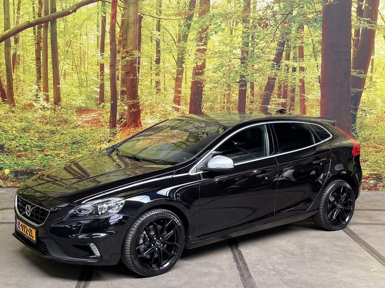 Volvo V40 - 2.0 T5 R-Design Plus Line Automaat 245 PK Sensus Camera Elek. Stoel Memory Leder Alcantara - AutoWereld.nl