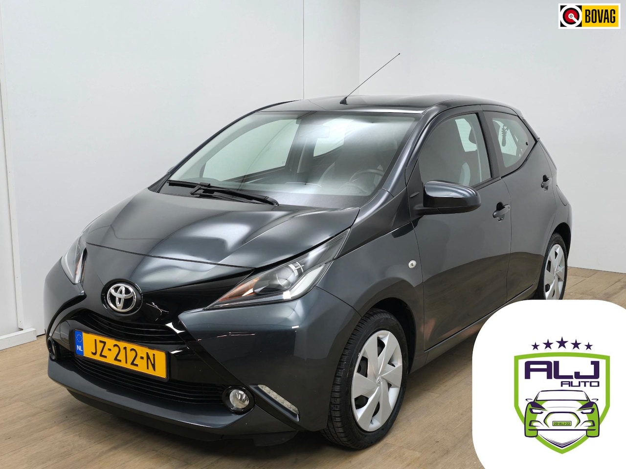 Toyota Aygo - Occasion 1.0 VVT-i x-play met parkeercamera (!) | Tweedehands Toyota Aygo in antracietgrij - AutoWereld.nl