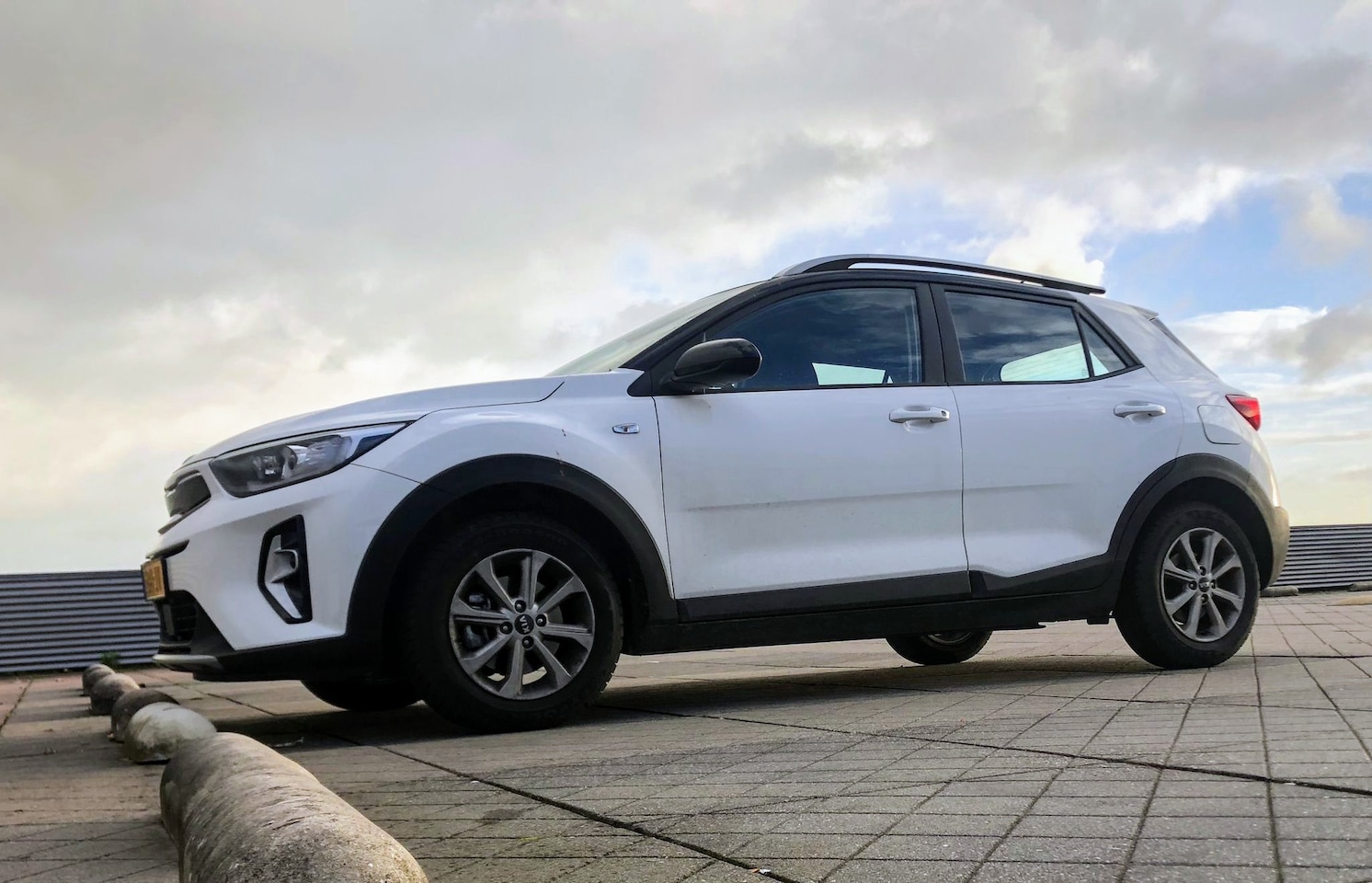 Kia Stonic - 1.0 T-GDi MHEV DynamicLine 4 nieuwe All-season banden - AutoWereld.nl