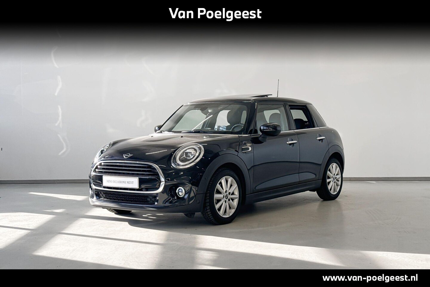 MINI Cooper - 5-deurs 60 Years Edition Chili Serious Business Aut. - AutoWereld.nl