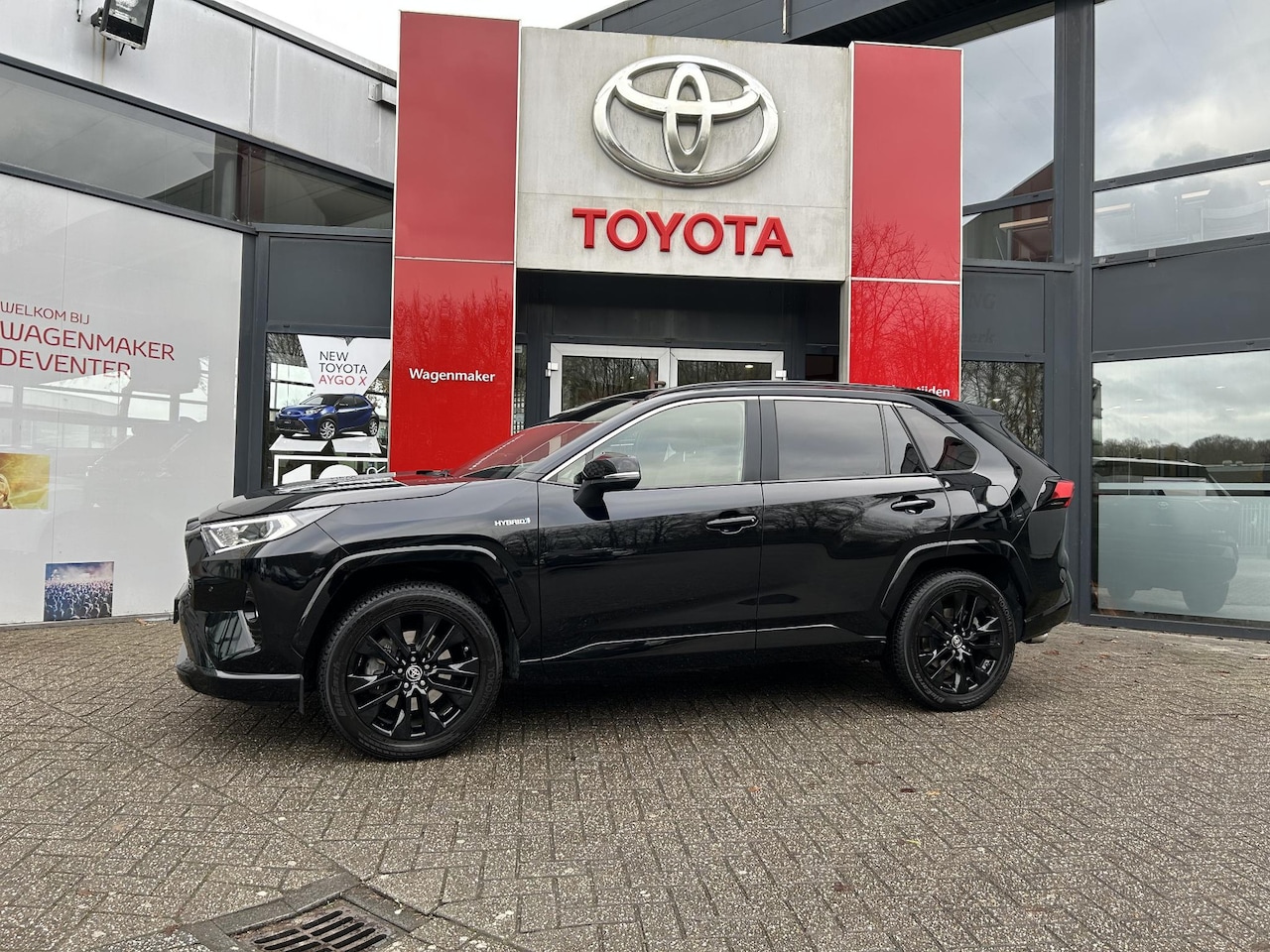 Toyota RAV4 - 2.5 Hybrid AWD Black Edition ELKTR. ACHTERKLEP PDC V+A STOELVERWARMING WINTERBANDEN CRUISE - AutoWereld.nl