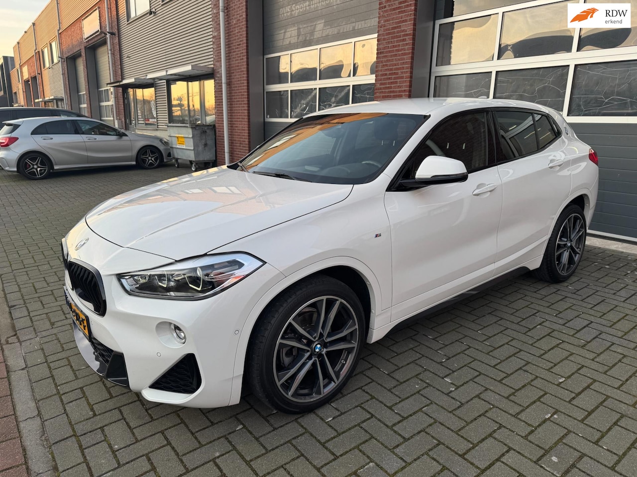 BMW X2 - SDrive18i AUT M Sport LED Navi Alcantara Cruise PDC - AutoWereld.nl