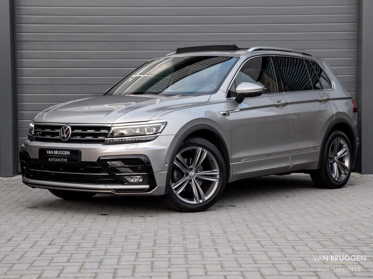 Volkswagen Tiguan - 1.4 TSI 3x R-LINE Pano 360cam Trekhaak Leer Memory CarPlay ACC - AutoWereld.nl