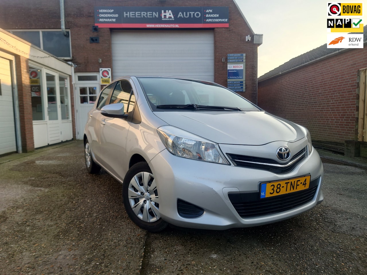 Toyota Yaris - 1.3 VVT-i Aspiration 1.3 VVT-i Aspiration, Dealer onderhouden, Achteruitrijcamera, Automaat - AutoWereld.nl