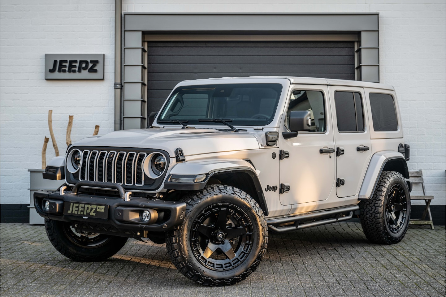 Jeep Wrangler Unlimited - 4xe 380 Sahara - 20" Velgenset - Brute bumper - btw auto - AutoWereld.nl