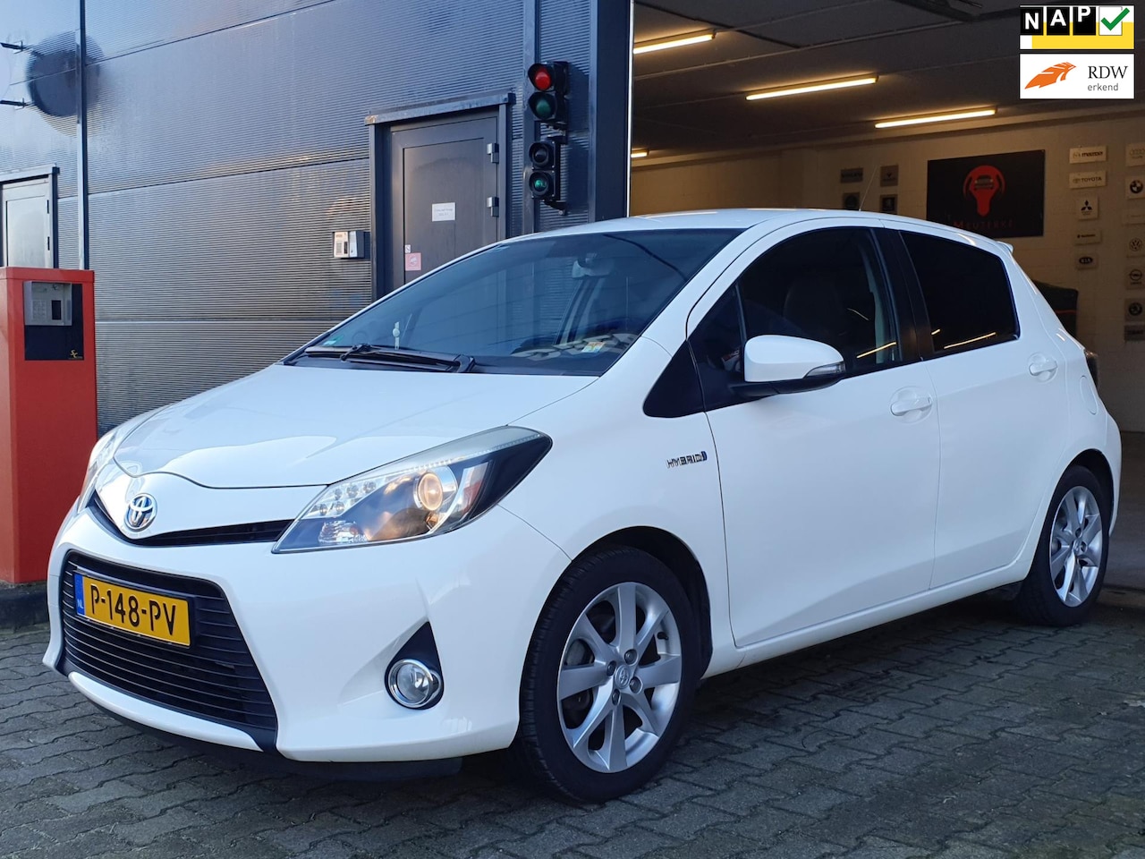 Toyota Yaris - 1.5 Full Hybrid Dynamic / STOELVERW. / ARMST. / BLUET. / AUTOM. AIRCO / PRIVACY GLASS / IS - AutoWereld.nl