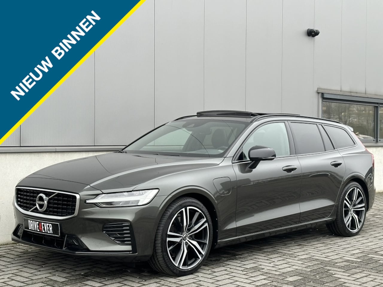 Volvo V60 - 2.0 T8 TE AWD R-Des. 392pk PANO CR CONTROL 360 CAMERA NAVI ECC - AutoWereld.nl