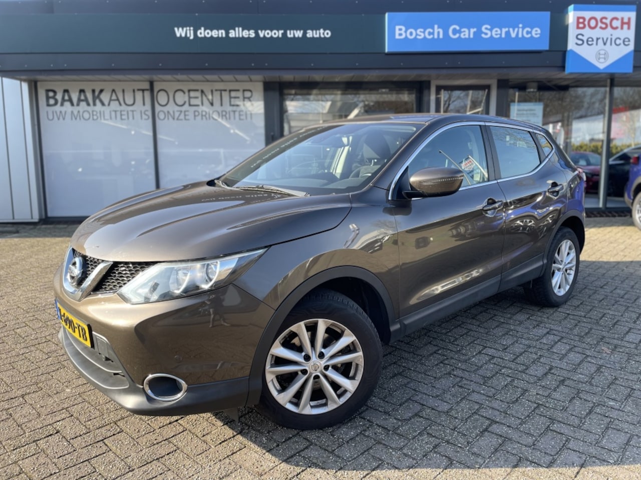 Nissan Qashqai - 1.2 Acenta | Stoelverw. | Navi | Camera | Trekhaak - AutoWereld.nl